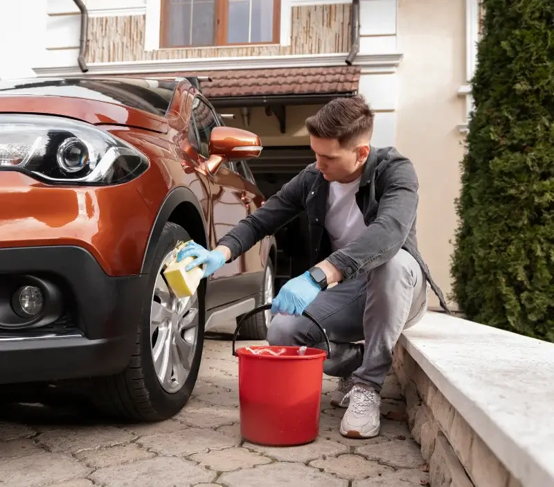 Lavage auto à domicile Le Vieux-Bourg : professionnel intervenant sur un véhicule